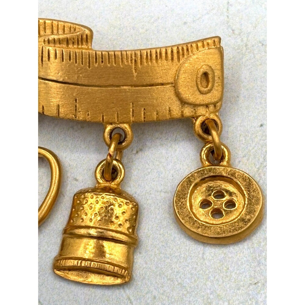 JJ Jonette Seamstress Tailor Brooch Pin Brushed Gold Tone Sewing Tools‎ Vintage - Picture 3 of 9